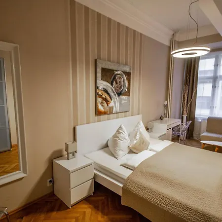 Wenceslas Sq 3bdr * Prague